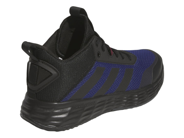 Tenis deportivos Adidas OwnTheGame 2.0 en color negro con detalles en azul y suela negra.