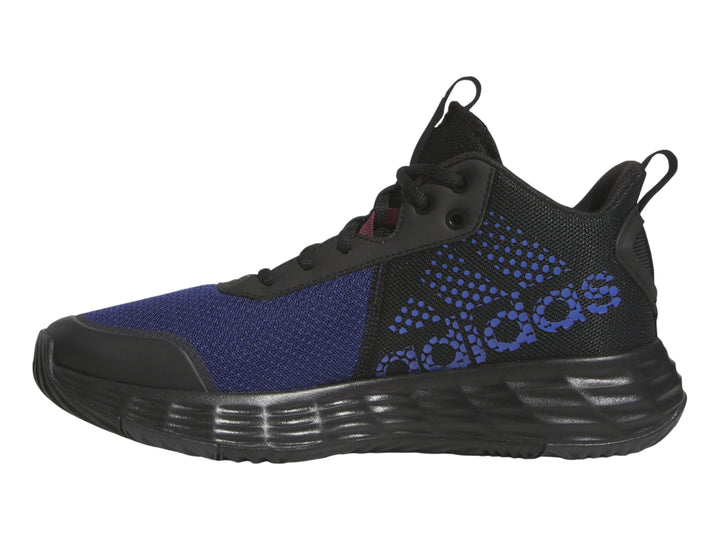 Tenis deportivos Adidas OwnTheGame 2.0 en color negro con detalles en azul y suela negra.