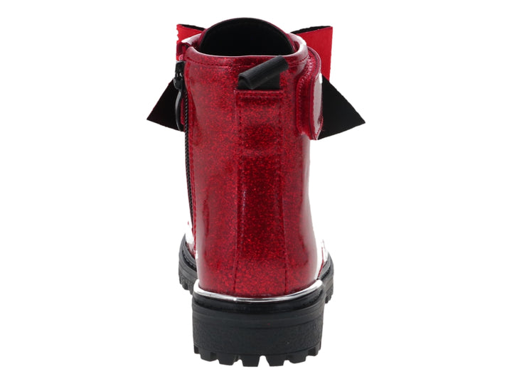 Bota roja brillante con glitter, moño con pedrería y suela negra dentada.