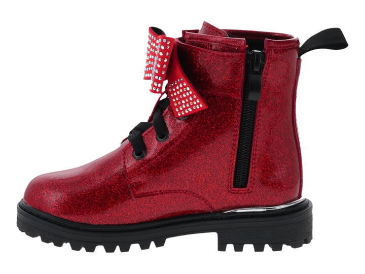 Bota roja brillante con glitter, moño con pedrería y suela negra dentada.