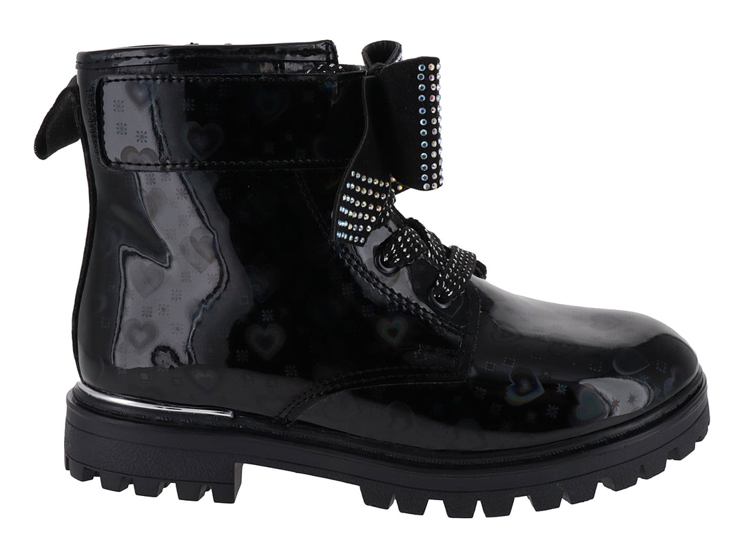 Bota negra de charol brillante con suela track, detalles de corazones y pedrería en la correa.