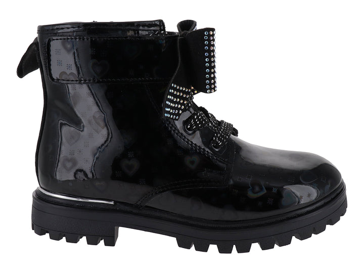Bota negra de charol brillante con suela track, detalles de corazones y pedrería en la correa.
