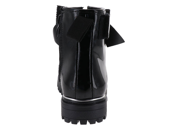 Bota negra de charol brillante con suela track, detalles de corazones y pedrería en la correa.