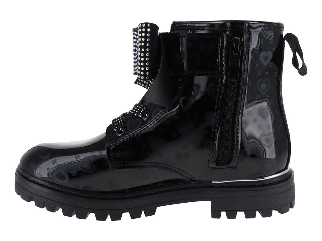 Bota negra de charol brillante con suela track, detalles de corazones y pedrería en la correa.