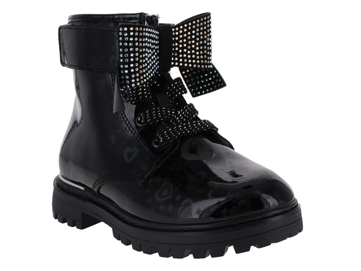 Bota infantil negra brillante con detalles de corazones y aplicaciones brillantes en la correa.