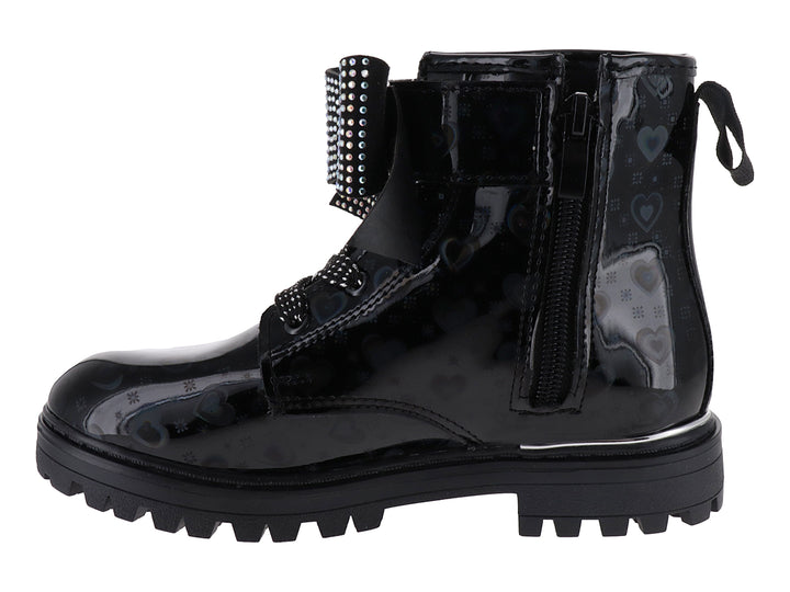 Bota infantil negra brillante con detalles de corazones y aplicaciones brillantes en la correa.