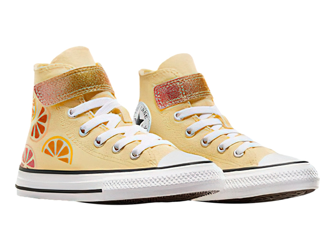 Tenis Converse Chuck Taylor All Star color amarillo con detalle de naranja y correa de velcro.