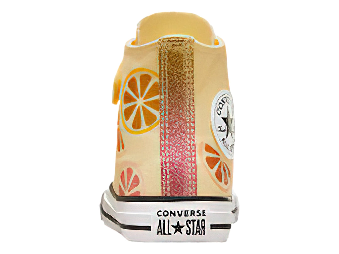 Tenis Converse Chuck Taylor All Star color amarillo con detalle de naranja y correa de velcro.