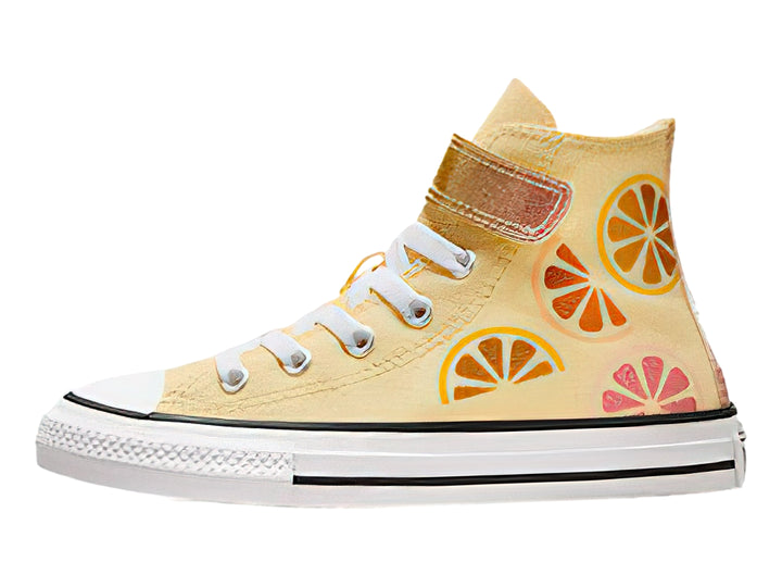 Tenis Converse Chuck Taylor All Star color amarillo con detalle de naranja y correa de velcro.