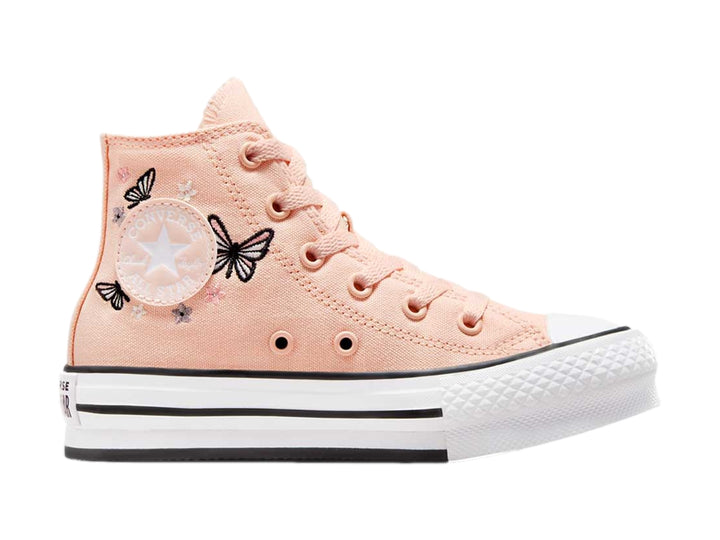 Tenis Converse Chuck Taylor All Star de color durazno con estampado de mariposas negras y suela blanca de plataforma.