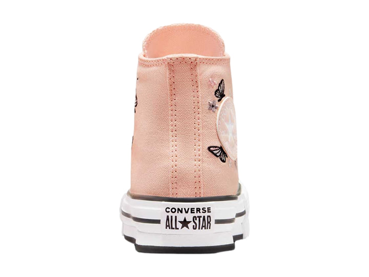 Tenis Converse Chuck Taylor All Star de color durazno con estampado de mariposas negras y suela blanca de plataforma.