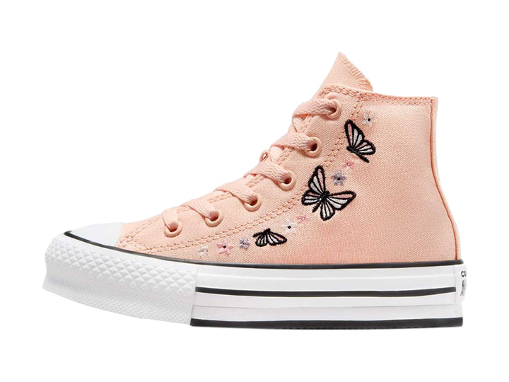 Tenis Converse Chuck Taylor All Star de color durazno con estampado de mariposas negras y suela blanca de plataforma.