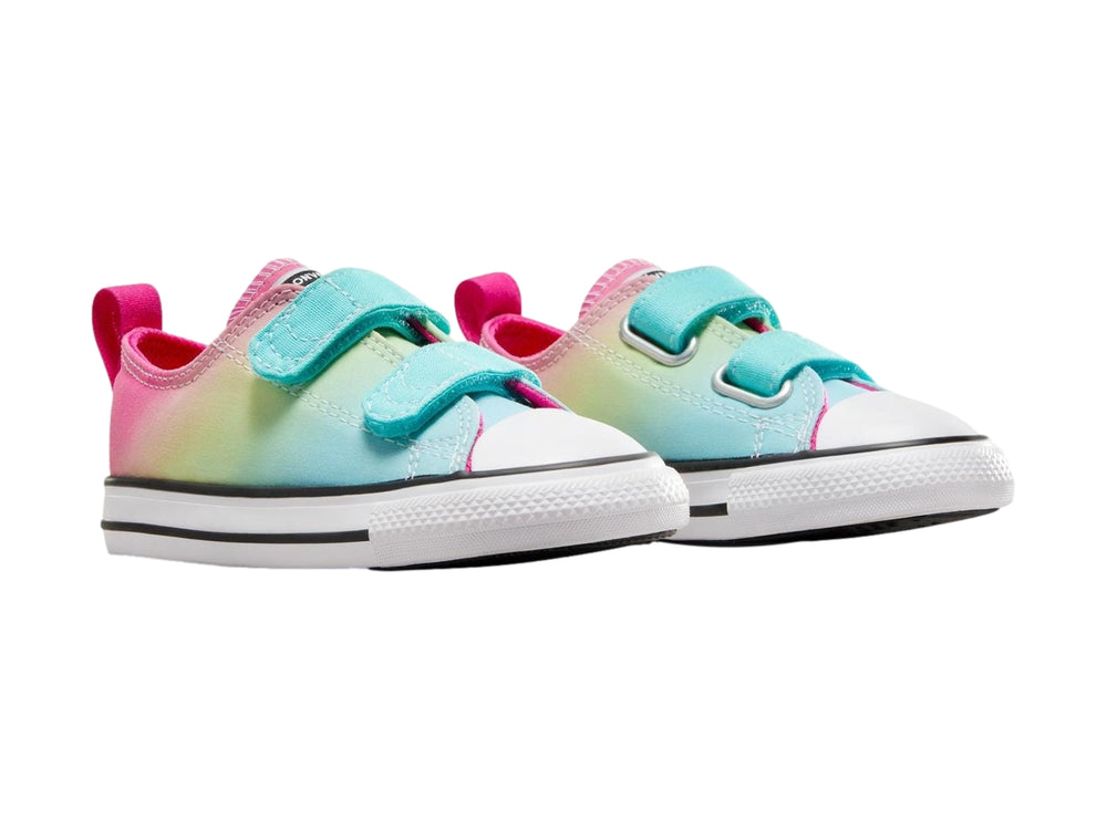 Tenis Converse Chuck Taylor All Star para niño o niña con diseño degradado multicolor y cierre de velcro blanco.