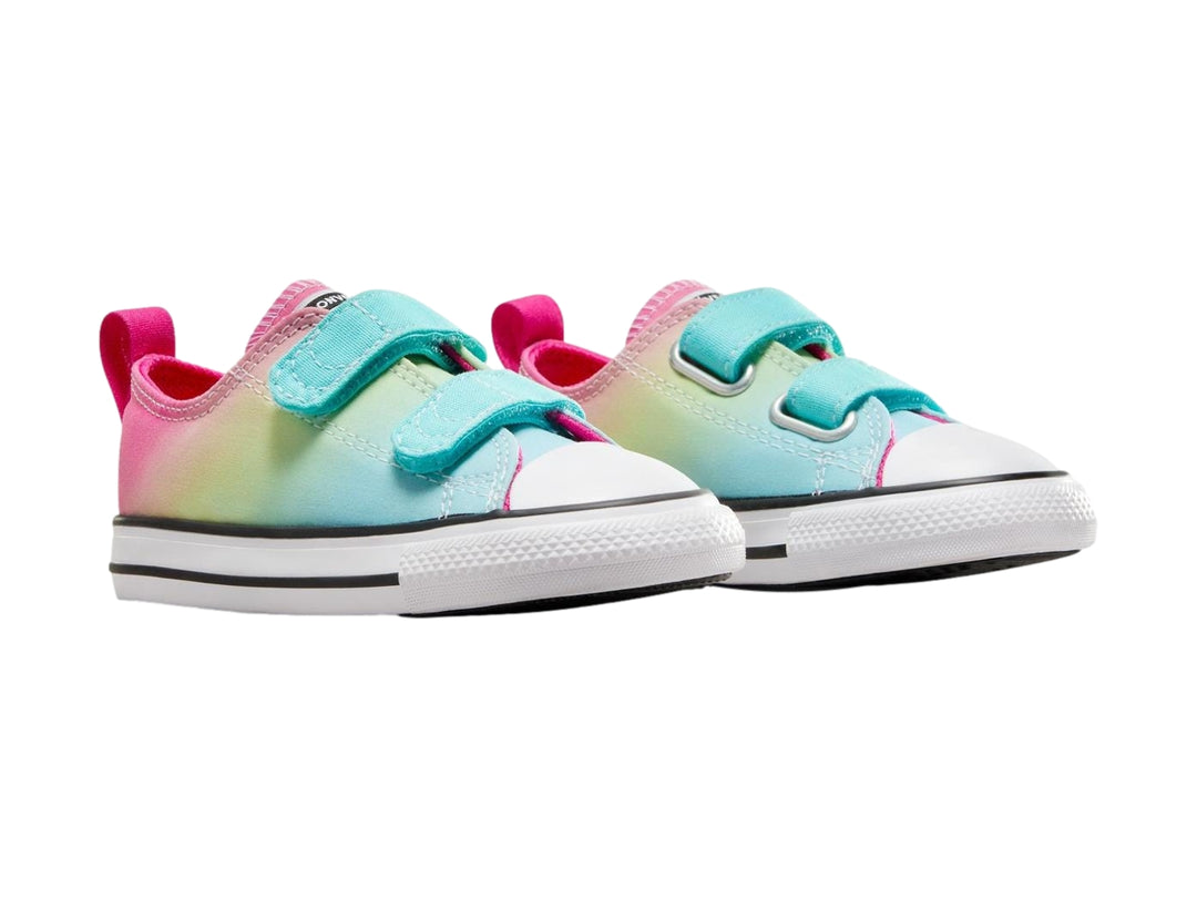 Tenis Converse Chuck Taylor All Star para niño o niña con diseño degradado multicolor y cierre de velcro blanco.