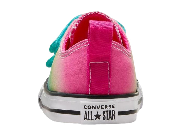 Tenis Converse Chuck Taylor All Star para niño o niña con diseño degradado multicolor y cierre de velcro blanco.