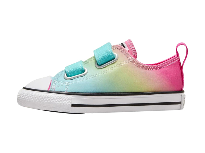 Tenis Converse Chuck Taylor All Star para niño o niña con diseño degradado multicolor y cierre de velcro blanco.