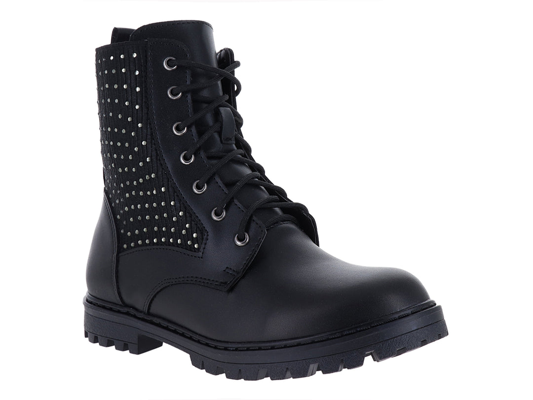 Bota negra con detalles de tachuelas plateadas, agujetas y suela dentada.
