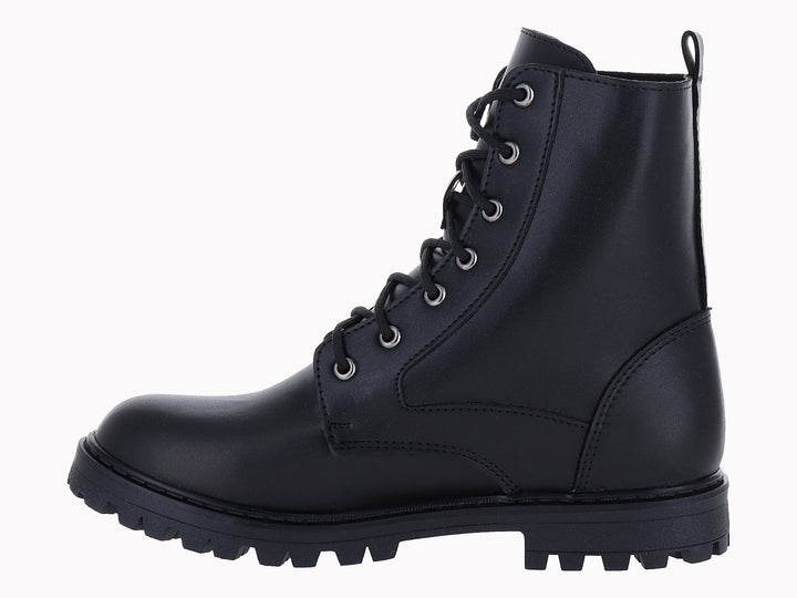 Bota negra con detalles de tachuelas plateadas, agujetas y suela dentada.
