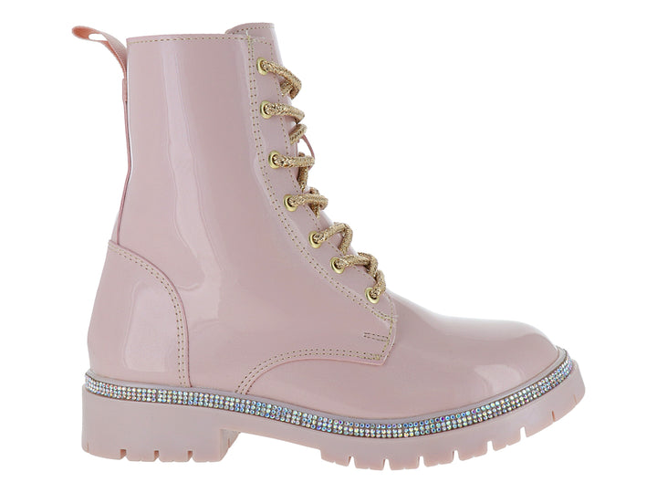 Botas rosas brillantes con cordones dorados y tira de pedrería en la suela.