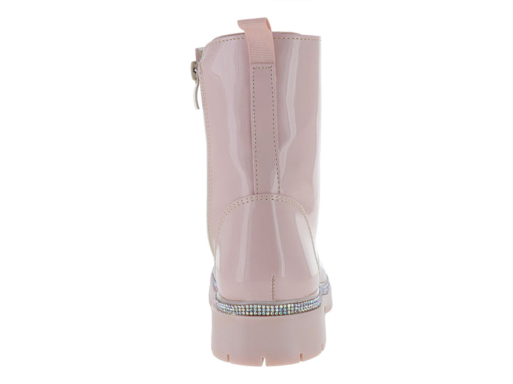 Botas rosas brillantes con cordones dorados y tira de pedrería en la suela.