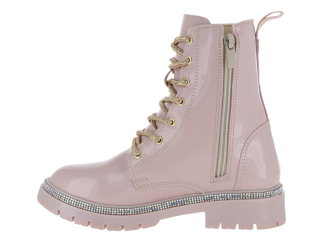 Botas rosas brillantes con cordones dorados y tira de pedrería en la suela.