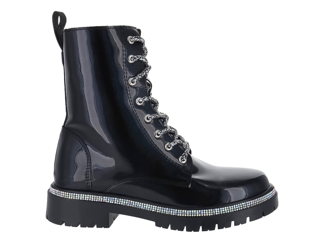 Bota negra de acabado brillante con cordones y una tira decorativa de brillantes en la suela.
