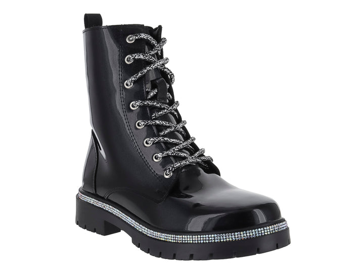 Bota negra de acabado brillante con cordones y una tira decorativa de brillantes en la suela.