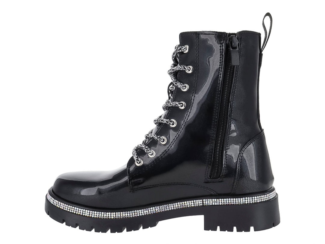 Bota negra de acabado brillante con cordones y una tira decorativa de brillantes en la suela.