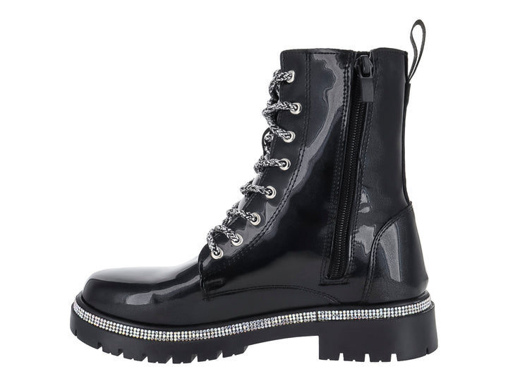Bota negra de acabado brillante con cordones y una tira decorativa de brillantes en la suela.