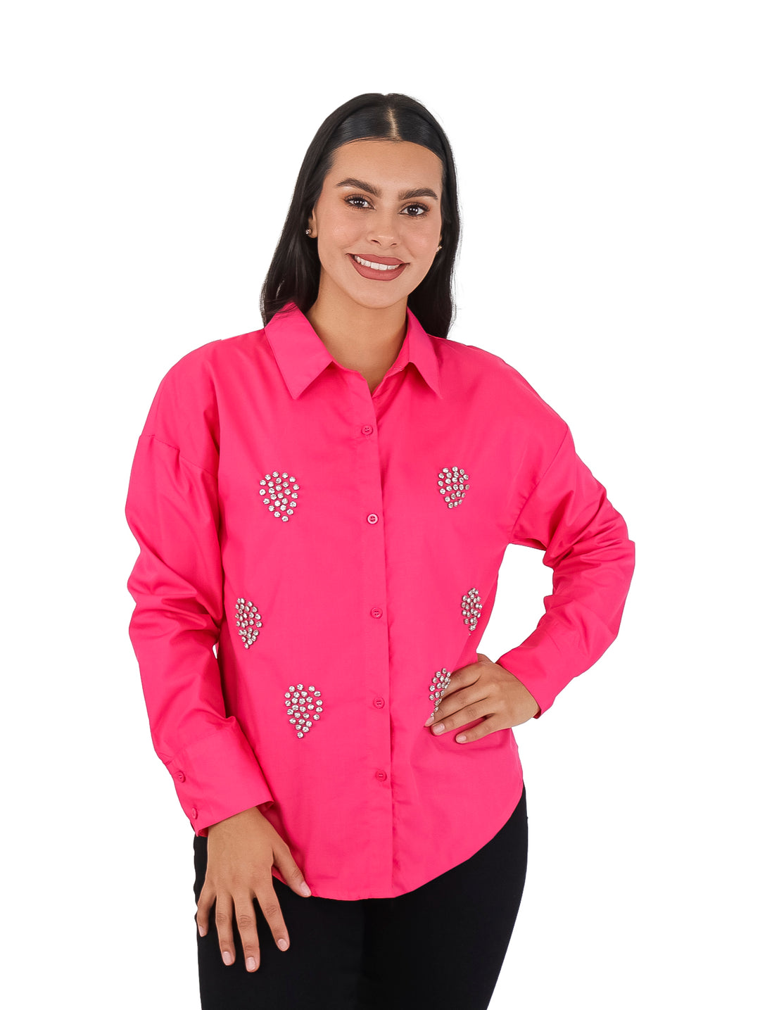 Blusa camisera color fushia de manga larga con detalles de piedras brillantes.