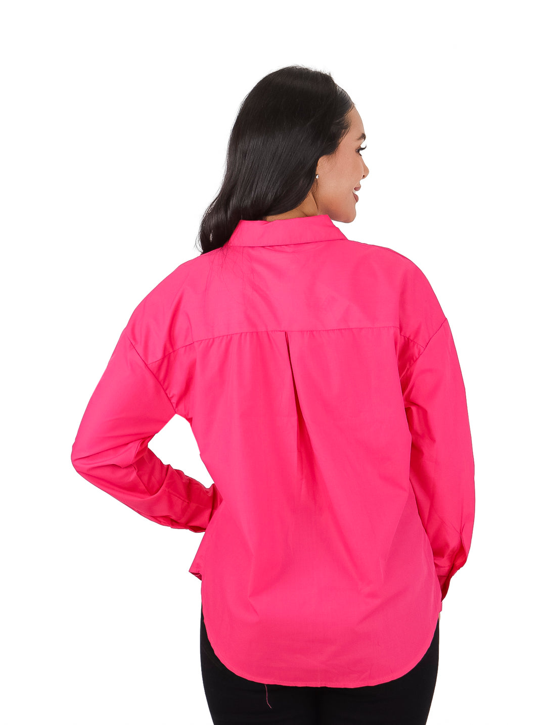 Blusa camisera color fushia de manga larga con detalles de piedras brillantes.