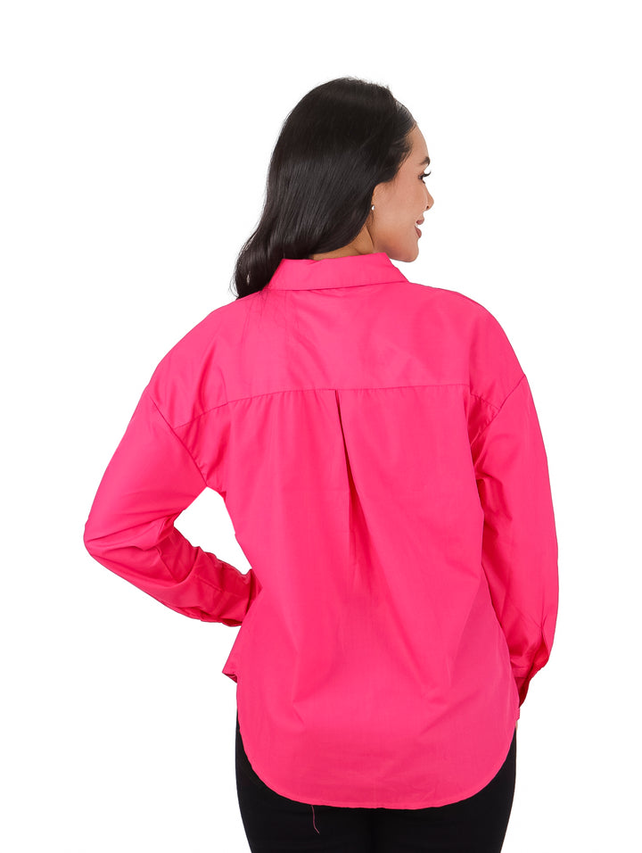 Blusa camisera color fushia de manga larga con detalles de piedras brillantes.