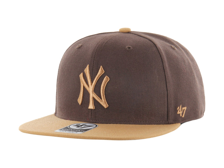 Gorra 47 Brand de los New York Yankees en color marrón con visera beige y logo bordado al frente.