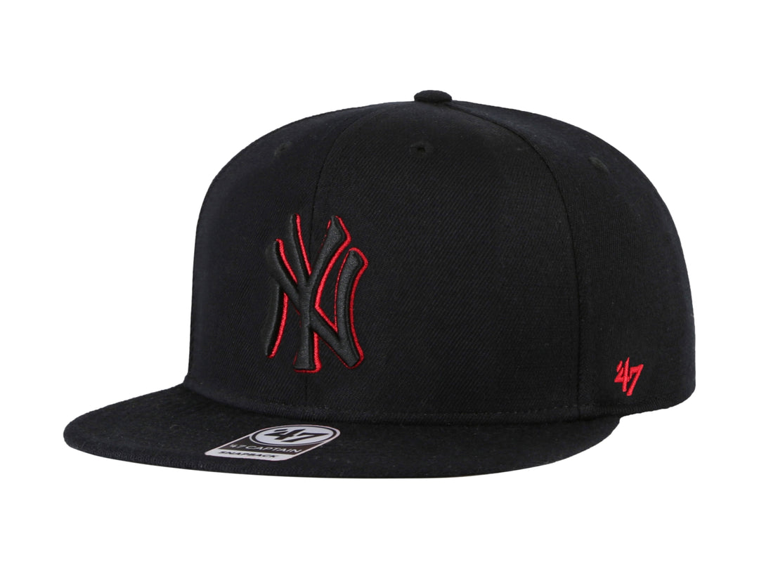 Gorra de béisbol negra de la marca 47 Brand con logotipo bordado de los New York Yankees en el frente.