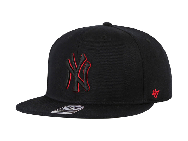 Gorra de béisbol negra de la marca 47 Brand con logotipo bordado de los New York Yankees en el frente.