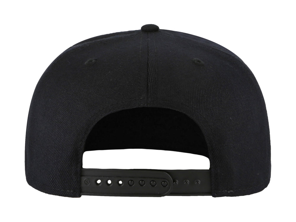 Gorra de béisbol negra de la marca 47 Brand con logotipo bordado de los New York Yankees en el frente.