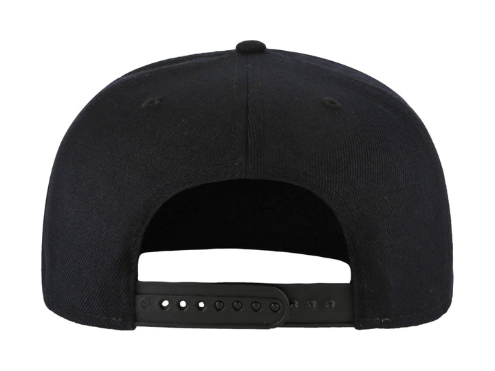 Gorra de béisbol negra de la marca 47 Brand con logotipo bordado de los New York Yankees en el frente.