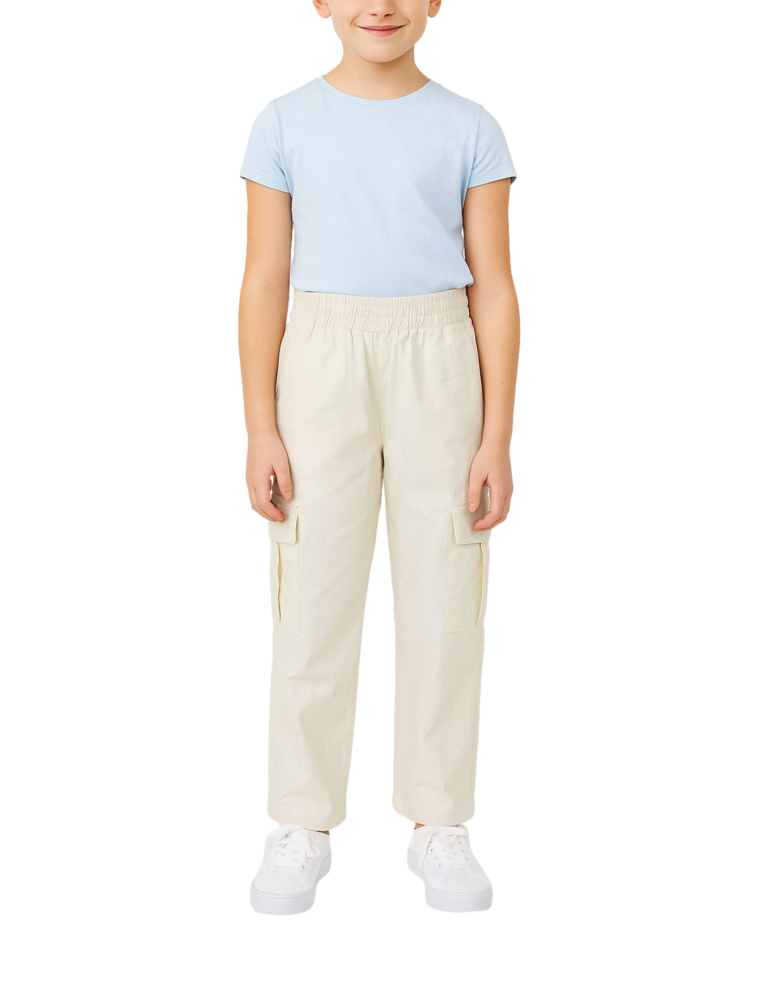 Pantalón cargo color kaky para niña con cintura elástica y bolsillos laterales.