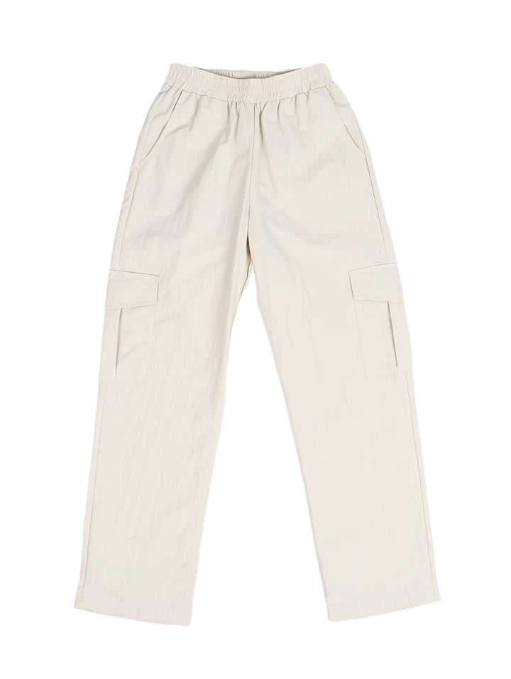 Pantalón cargo color kaky para niña con cintura elástica y bolsillos laterales.