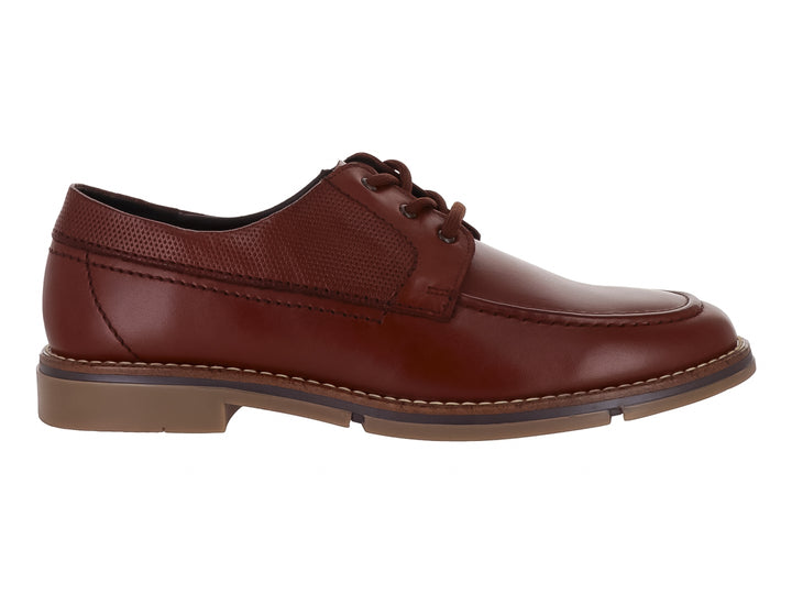 Zapato casual de cuero color café capuchino con cordones y suela beige.
