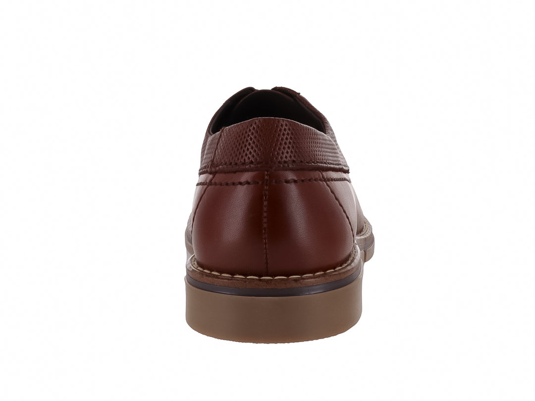 Zapato casual de cuero color café capuchino con cordones y suela beige.