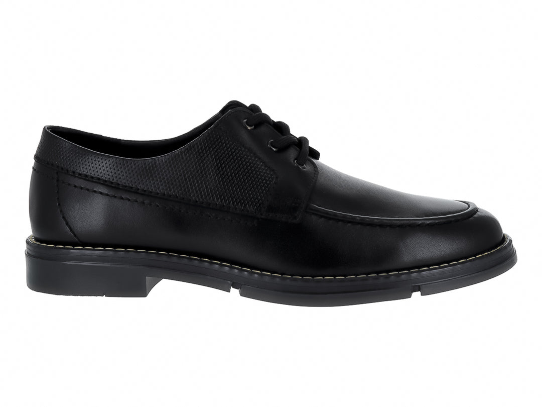 Zapato casual negro de cuero con cordones y detalles perforados laterales.