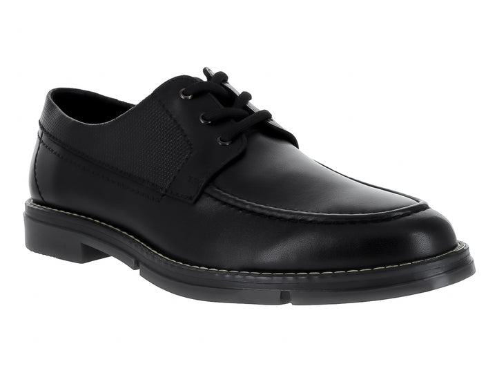 Zapato casual negro de cuero con cordones y detalles perforados laterales.