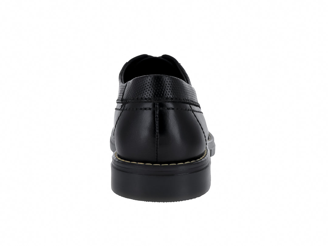 Zapato casual negro de cuero con cordones y detalles perforados laterales.