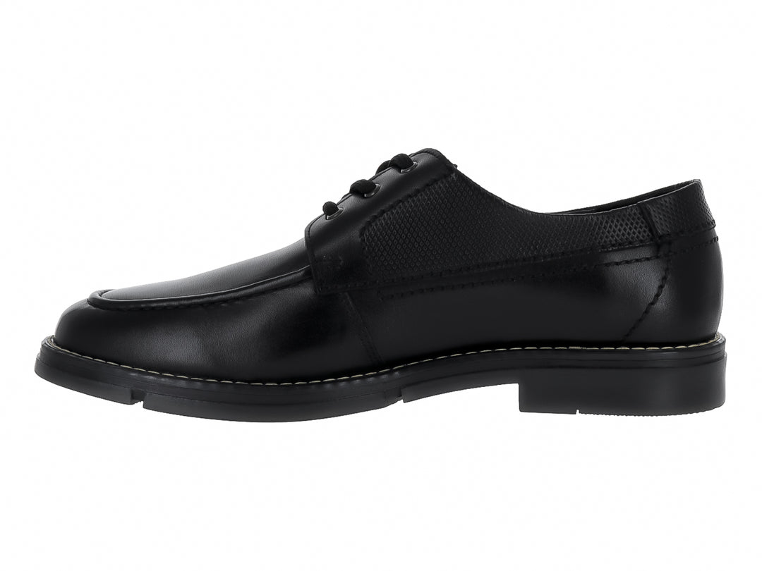 Zapato casual negro de cuero con cordones y detalles perforados laterales.