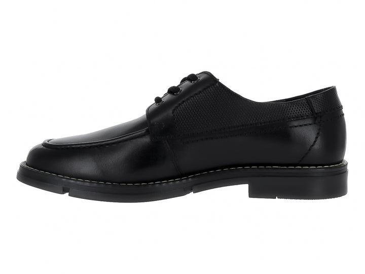Zapato casual negro de cuero con cordones y detalles perforados laterales.
