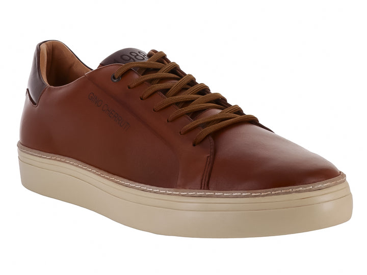 Tenis casuales de cuero color canela con suela color crema y detalle marrón oscuro en el talón.
