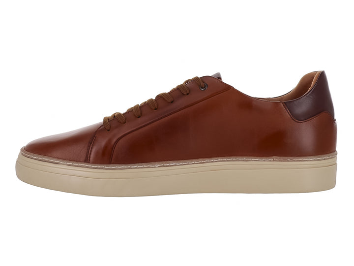 Tenis casuales de cuero color canela con suela color crema y detalle marrón oscuro en el talón.