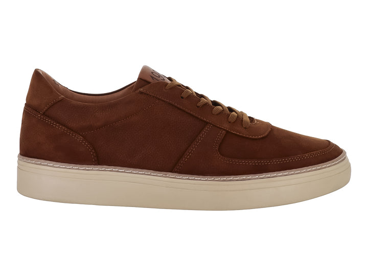 Tenis casuales de color marrón camel con suela color crema.