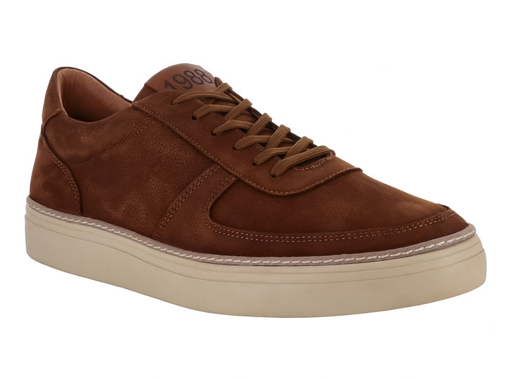 Tenis casuales de color marrón camel con suela color crema.